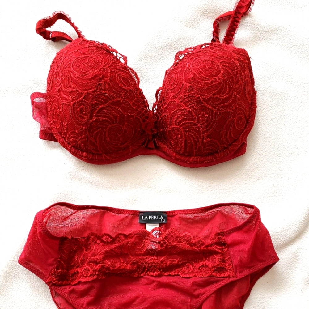 La Perla bra and panties set in stunning deep red!